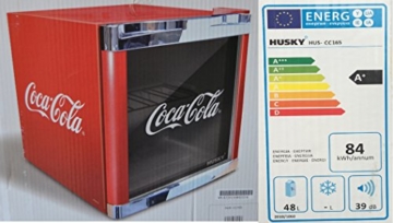 Husky HUS-CC 165 Coolcube Flaschenkühlschrank Coca-Cola / A+ / 51 cm Höhe / 84 kWh/Jahr / 50 L Kühlteil inkl. Reinigungstuch -
